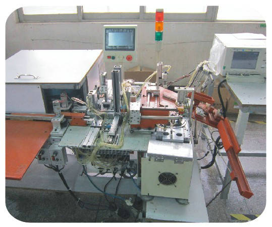�Զ���ϻ�Auto-Assembly Machine
